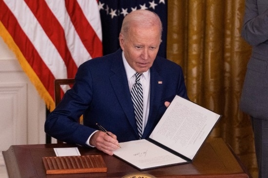 10月30日，美國總統(tǒng)拜登在華盛頓白宮簽署人工智能監(jiān)管行政令。新華社發(fā)（亞倫攝）