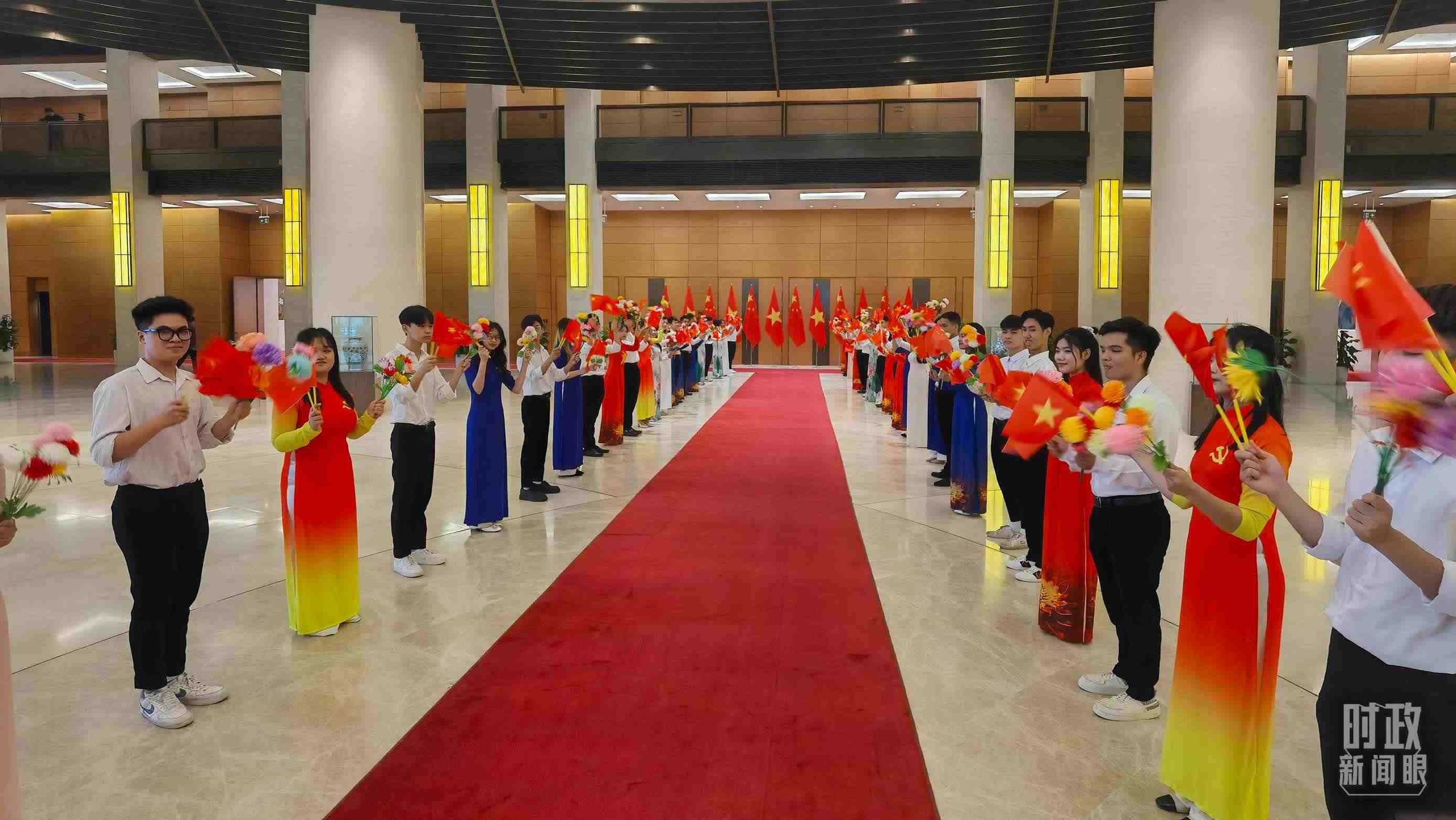 △夾道歡迎的當(dāng)?shù)厍嗄辍＃偱_央視記者周志國拍攝）