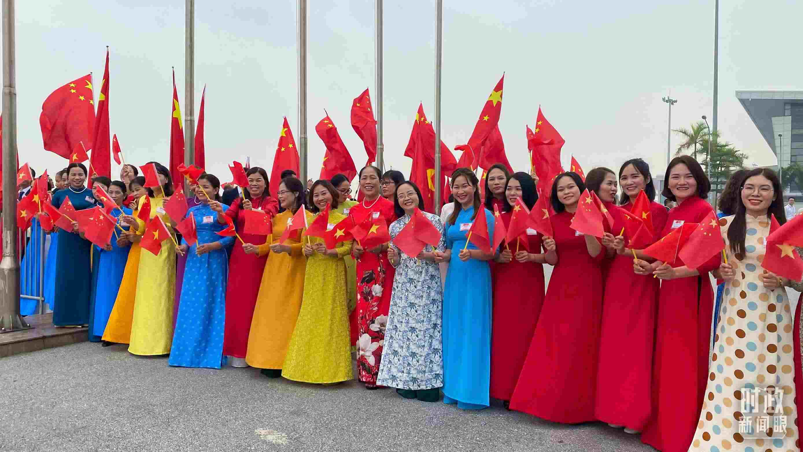 △專機(jī)抵達(dá)前，400多名中越各界代表手持兩黨兩國旗幟翹首以盼。（總臺央視記者李增仁拍攝）