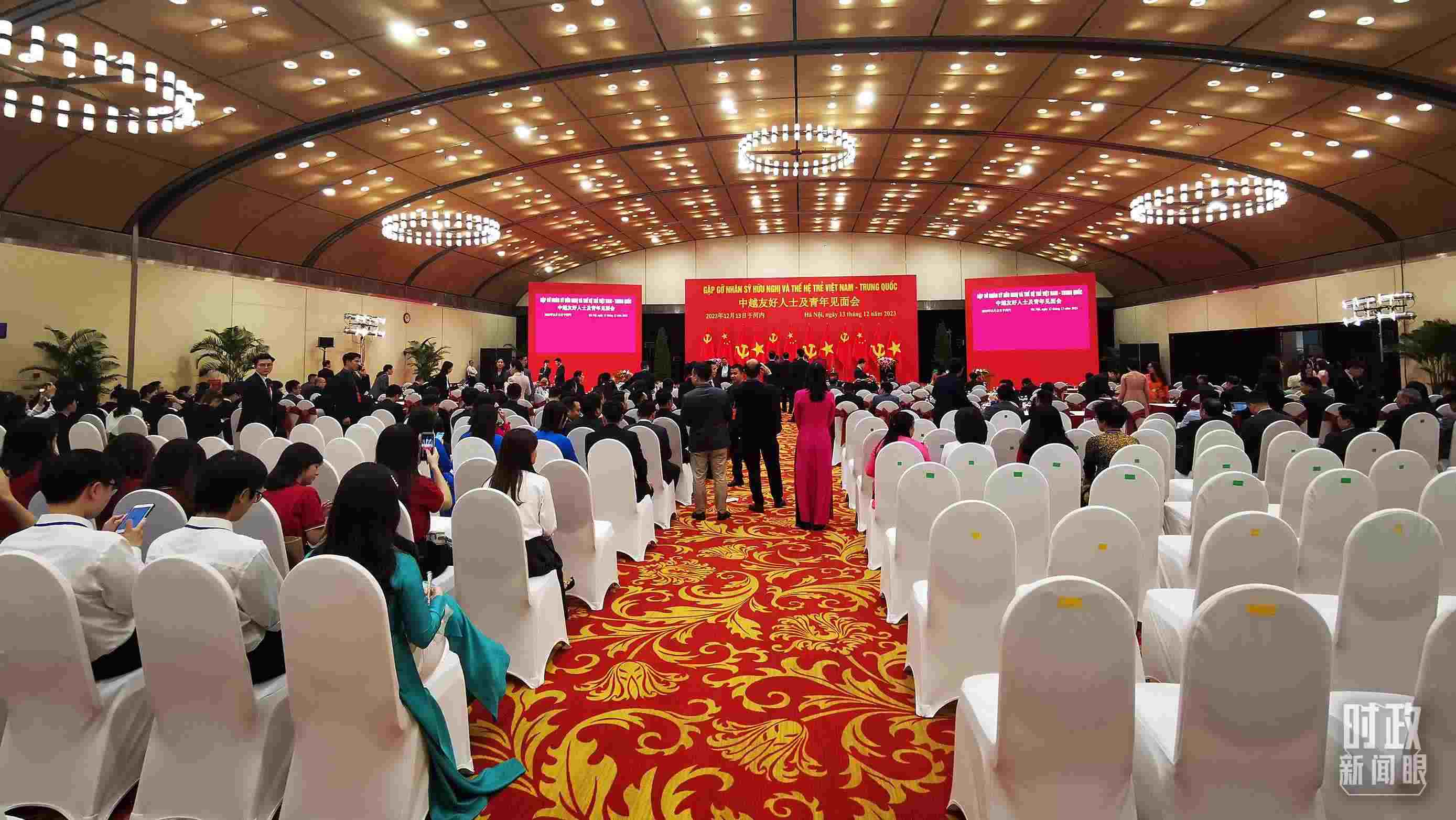 △習(xí)近平出席中越友好人士及青年見面會。這是見面會開始前的場景。（總臺央視記者荊偉拍攝）