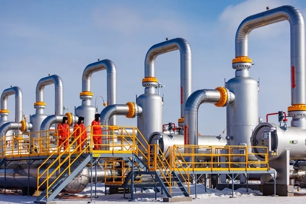 中俄東線天然氣管道黑河首站工作人員正在巡檢。受訪者供圖