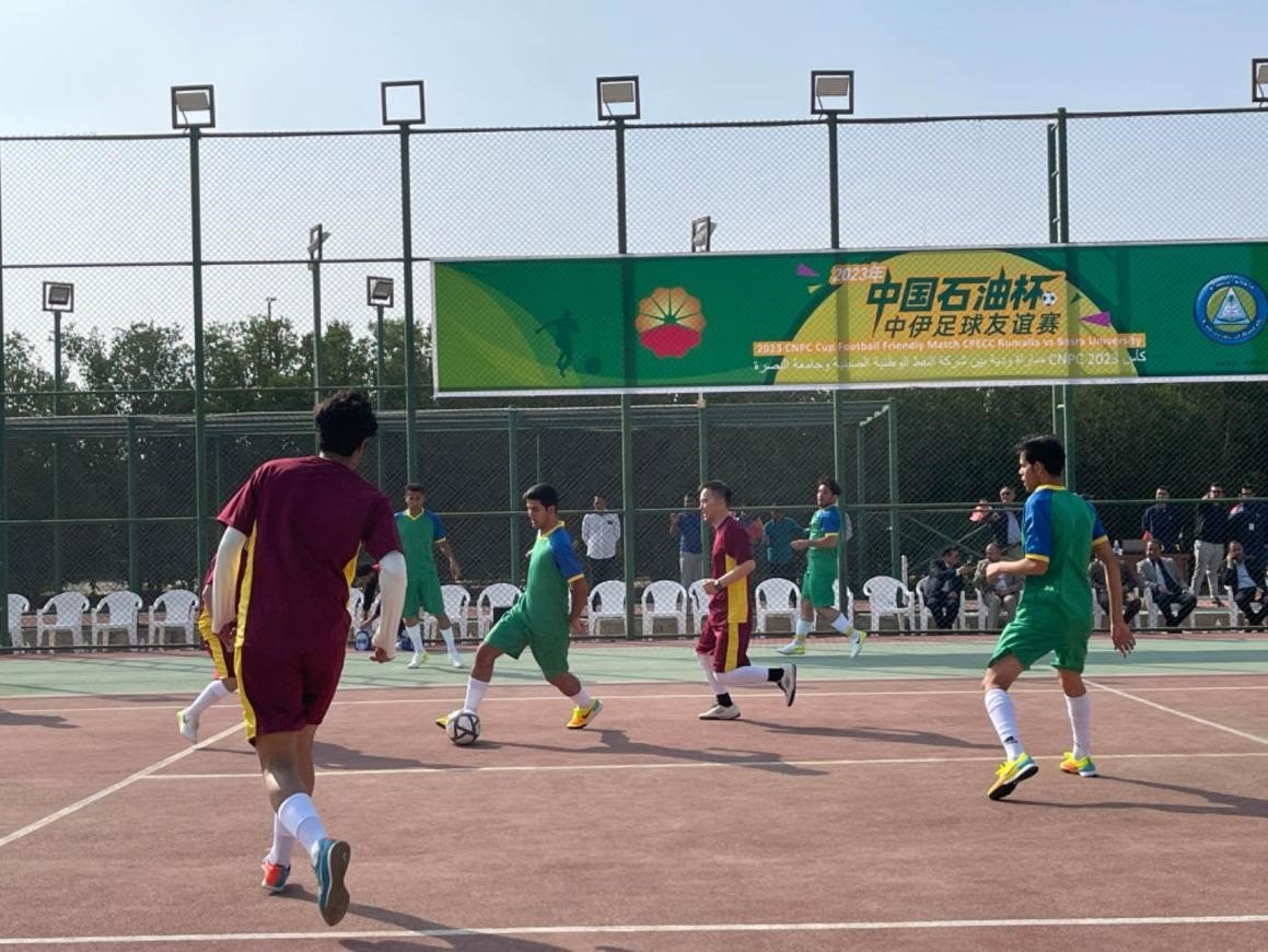 12月14日，中國石油（伊拉克）魯邁拉片區(qū)舉辦公共開放日和足球友誼賽。中國石油工程建設(shè)有限公司魯邁拉項(xiàng)目代表隊(duì)與巴士拉大學(xué)代表隊(duì)進(jìn)行了比賽，巴士拉大學(xué)代表隊(duì)獲勝。文學(xué)軍攝