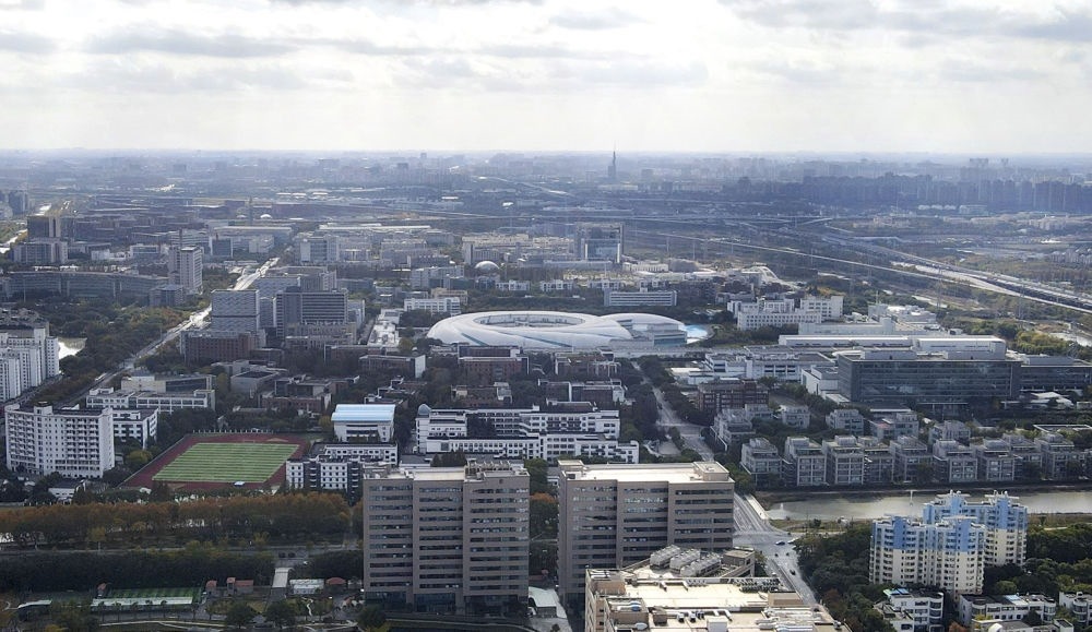 這是2023年11月25日在上海浦東新區(qū)張江科學(xué)城拍攝的形如鸚鵡螺的大科學(xué)裝置上海光源（中）（無人機(jī)照片）。新華社記者 方喆 攝