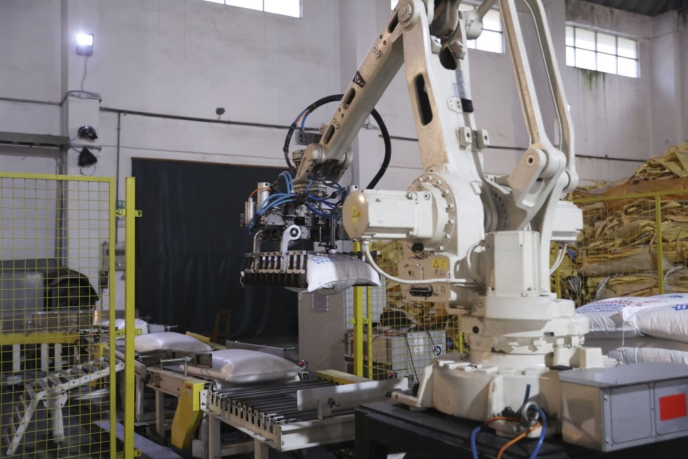 12月14日，在廣西來賓東糖鳳凰有限公司，機械臂在廠房碼放白砂糖成品。