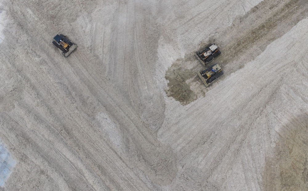 12月12日，在廣西湘桂華糖制糖集團來賓紙業(yè)有限責任公司，工作人員在整理蔗渣（無人機照片）。