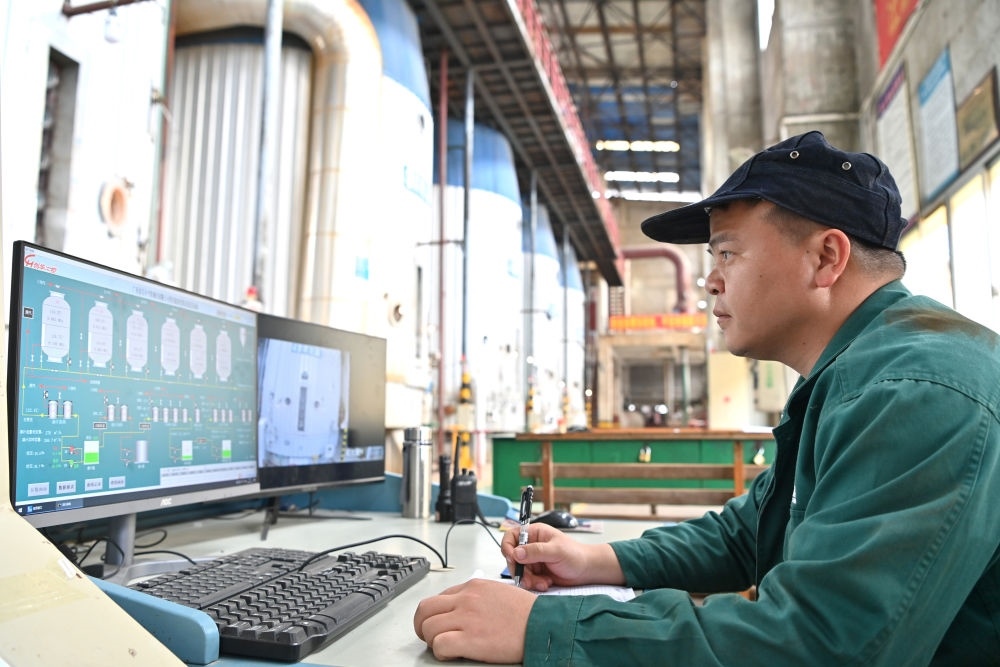 12月12日，工作人員在廣西來賓小平陽湘桂制糖有限公司監(jiān)控蒸發(fā)系統(tǒng)。