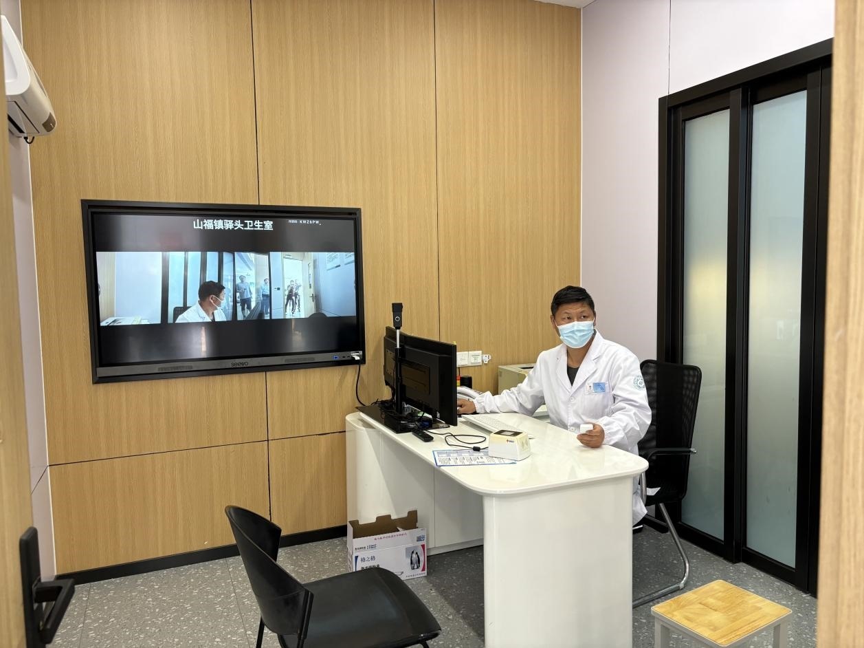 　　村里的值班醫(yī)生在線上連接三甲醫(yī)院的醫(yī)生對患者進(jìn)行會(huì)診。
