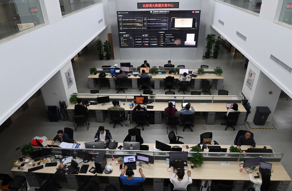 中國(guó)—東盟信息港員工在工作中。