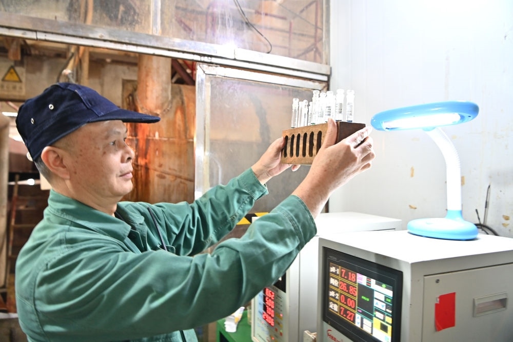 12月12日，廣西來賓小平陽湘桂制糖有限公司的工作人員在檢測糖漿樣品。