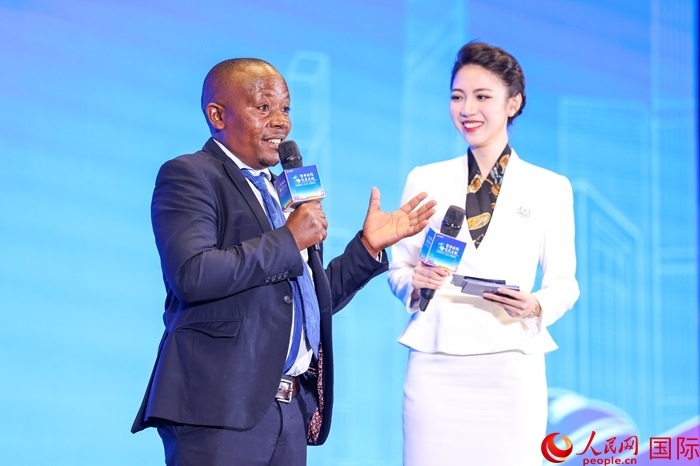 來自烏干達(dá)坎帕拉—恩德培機(jī)場高速公路項(xiàng)目的赫爾曼（左）被評為中國交建共建“一帶一路”最美外籍建設(shè)者之一。人民網(wǎng)記者 趙益普攝