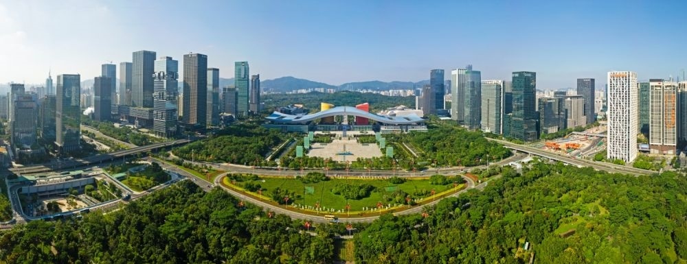 這是在廣東省深圳市拍攝的深圳市民中心和蓮花山公園一線（2020年10月2日攝，無人機(jī)照片）。新華社記者 梁旭 攝