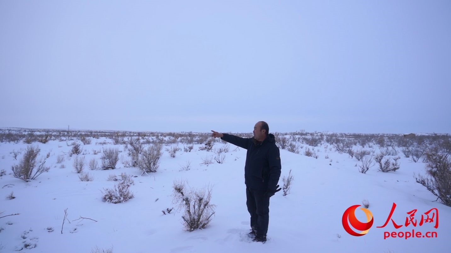 馬曉華向采訪團介紹林場情況。人民網(wǎng) 周靜圓攝