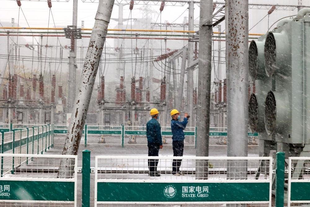 △國網(wǎng)壽光市供電公司變電運(yùn)維人員在檢查變電站積雪情況。