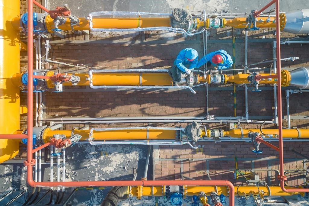 12月17日，黑龍江省哈爾濱市中慶燃?xì)庥邢挢?zé)任公司成高子門站的工作人員在進(jìn)行設(shè)備巡檢，保障燃?xì)夤?yīng)（無(wú)人機(jī)照片）。 新華社記者 張濤 攝