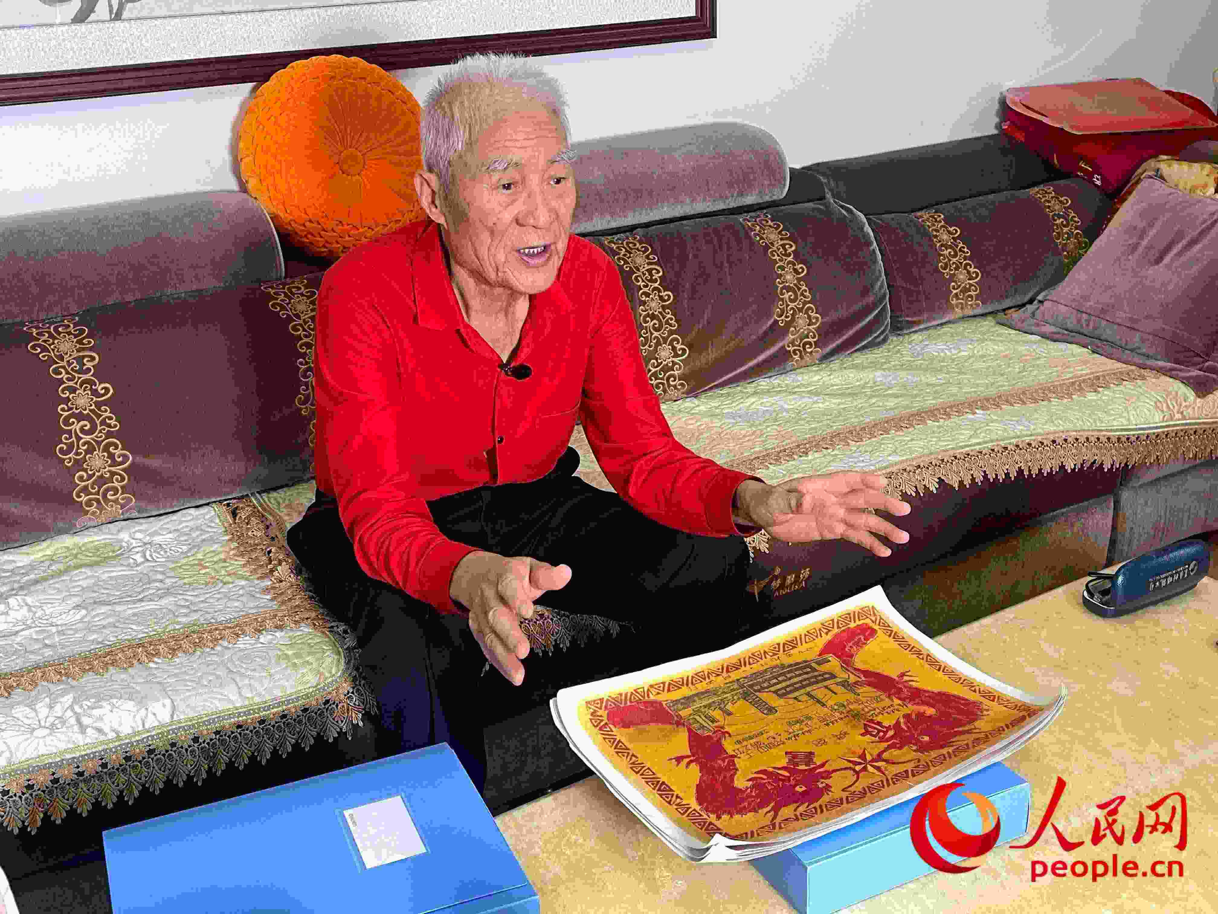 馬太生向采訪團講述自己獲得獎狀的經(jīng)歷。人民網(wǎng) 周靜圓攝