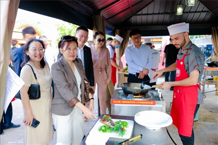 嘉賓現(xiàn)場(chǎng)觀摩。阿聯(lián)酋上?？偵虝?huì)暨同鄉(xiāng)會(huì)供圖