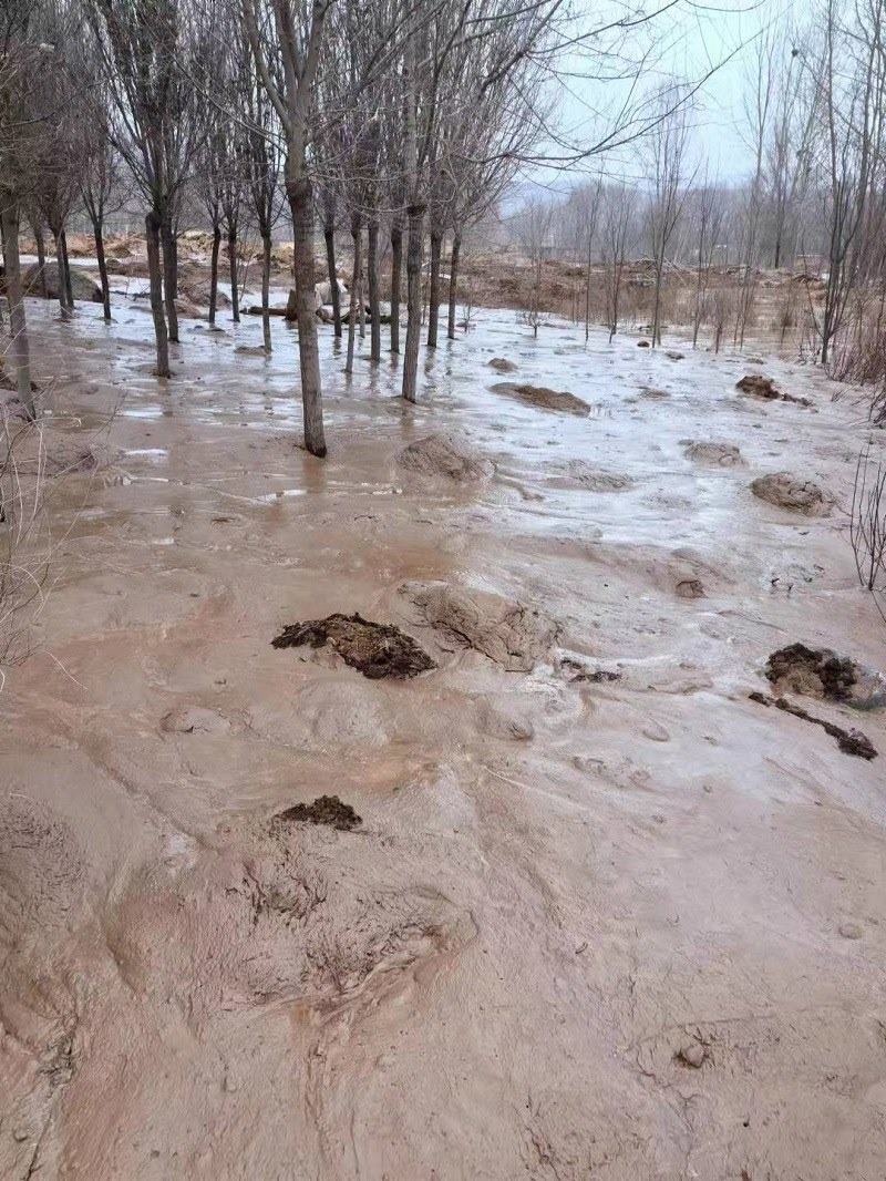 次生災害襲擊過的村落。喬棟攝。