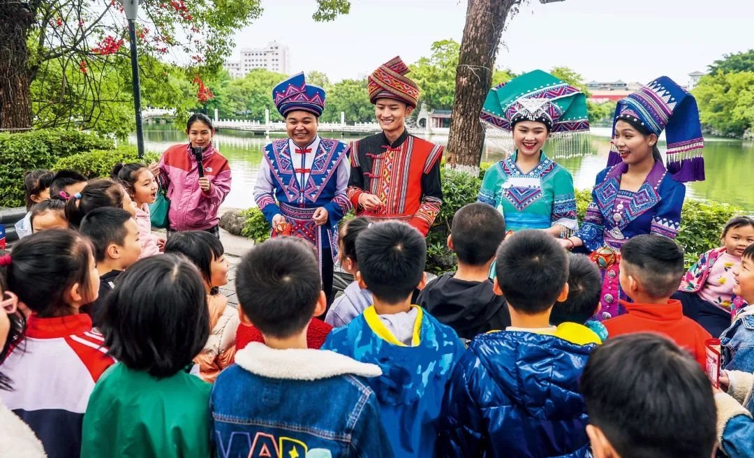 2023年4月25日，廣西桂林，“網(wǎng)絡(luò)法治宣傳一條街”在榕湖景區(qū)古南門(mén)“開(kāi)街”，身穿民族服裝的工作人員演唱山歌向青少年普及網(wǎng)絡(luò)法治知識(shí)。