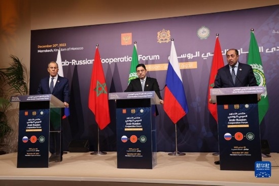 12月20日，在摩洛哥南部城市馬拉喀什舉行的第六屆阿拉伯-俄羅斯合作論壇主議程結束后，俄羅斯外交部長拉夫羅夫、摩洛哥外交大臣布里達、阿拉伯國家聯(lián)盟（阿盟）副秘書長胡薩姆·扎基（從左至右）出席記者會。新華社記者霍晶攝