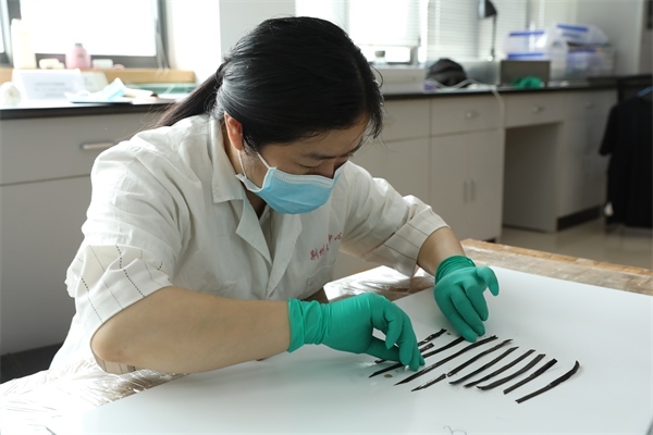 考古工作者正給竹簡(jiǎn)排序。國(guó)家文物局供圖