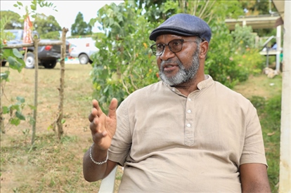 2023年12月18日，瓦努阿圖共和國總理夏洛特·薩爾維在瓦努阿圖公路項(xiàng)目二期馬勒庫拉段的移交儀式現(xiàn)場(chǎng)接受人民網(wǎng)采訪。人民網(wǎng) 賀吉攝