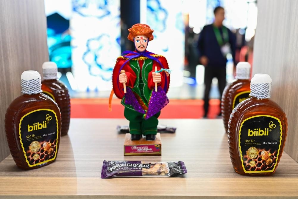 2023年11月8日在第六屆進博會上拍攝的尼加拉瓜蜂蜜產品。