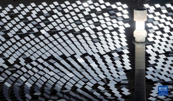 這是2023年6月11日在青海省海西蒙古族藏族自治州格爾木市拍攝的一座光熱電站（無人機(jī)照片）。 新華社記者 張宏祥 攝