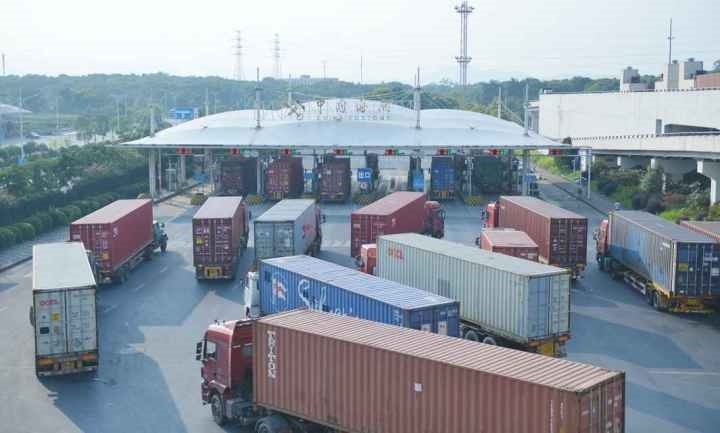 義烏海關排隊等待出關的車輛。共享聯(lián)盟·義烏 吳峰宇 攝