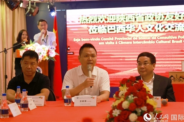 中國(guó)駐里約熱內(nèi)盧代總領(lǐng)事王尉育（中）在座談會(huì)中致辭。人民網(wǎng)記者 陳海琪攝