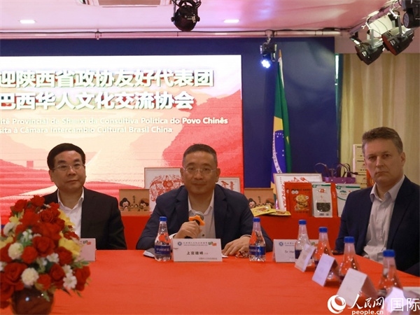 巴西華人文化交流協(xié)會(huì)主席上官建峰（中）在座談會(huì)上發(fā)言。人民網(wǎng)記者 陳海琪攝