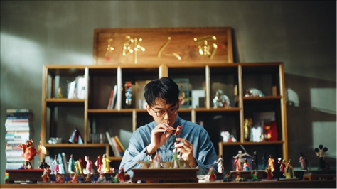 郎佳子彧通過短視頻直播，讓更多人關(guān)注并喜歡捏面人。受訪者供圖