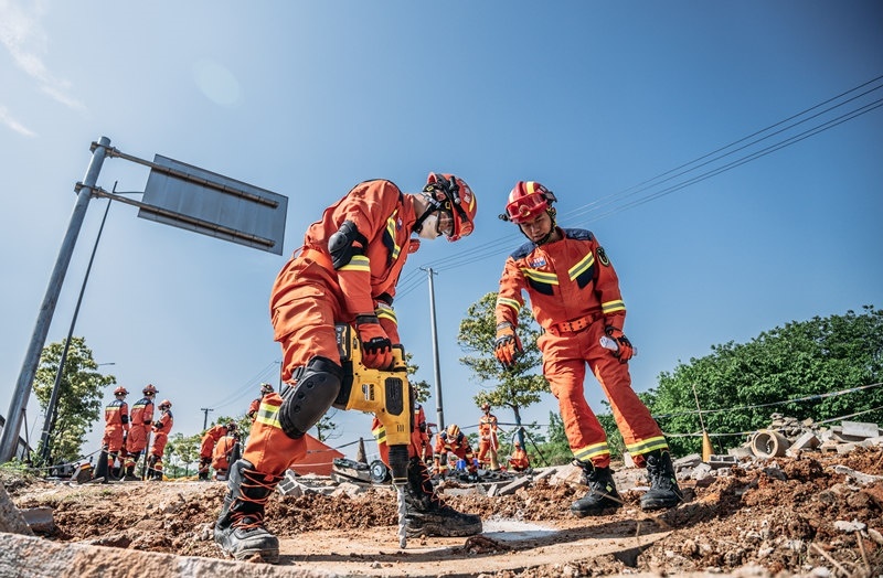 周彩琪和隊友在救援現(xiàn)場。受訪者供圖
