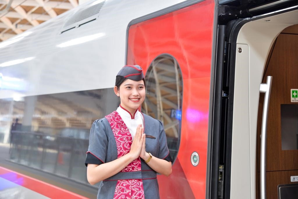 12月12日，乘務(wù)人員在印度尼西亞雅加達(dá)的哈利姆車站站臺(tái)歡迎乘坐雅萬高鐵的乘客。新華社記者徐欽攝