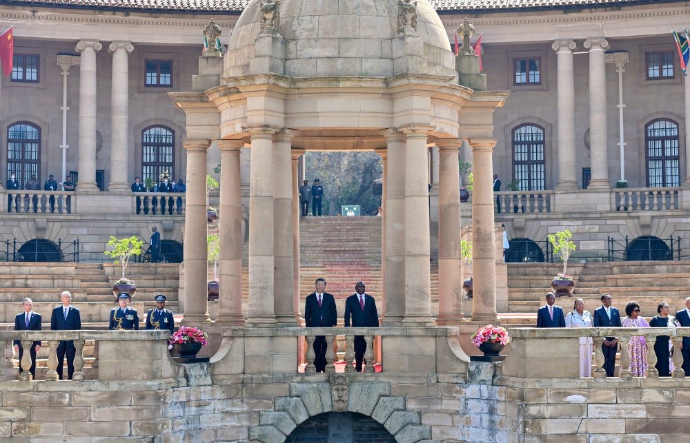 當(dāng)?shù)貢r(shí)間8月22日上午，正在南非進(jìn)行國事訪問的國家主席習(xí)近平在比勒陀利亞總統(tǒng)府同南非總統(tǒng)拉馬福薩會談。會談前，拉馬福薩在總統(tǒng)府廣場為習(xí)近平舉行歡迎儀式。新華社記者 殷博古 攝