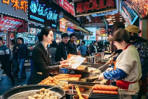 當(dāng)?shù)劂y行工作人員向個(gè)體經(jīng)營(yíng)者介紹金融服務(wù)。受訪(fǎng)者供圖