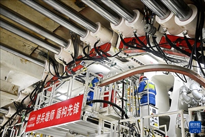 12月30日，中鐵十四局技術(shù)人員在盾構(gòu)掘進(jìn)開始前檢查“海天號”盾構(gòu)機(jī)。新華社記者 李紫恒 攝