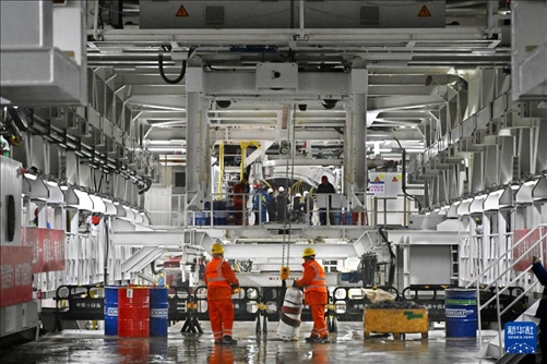 12月30日，建設(shè)者在青島膠州灣第二隧道工程南線主線隧道盾構(gòu)掘進(jìn)現(xiàn)場作業(yè)。新華社記者 李紫恒 攝