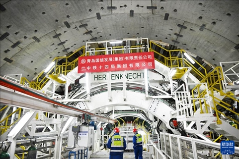 12月30日，中鐵十四局技術(shù)人員在盾構(gòu)掘進(jìn)開始前檢查“海天號”盾構(gòu)機(jī)。新華社記者 李紫恒 攝