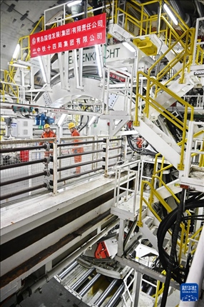 12月30日，建設(shè)者在青島膠州灣第二隧道工程南線主線隧道盾構(gòu)掘進(jìn)現(xiàn)場作業(yè)。新華社記者 李紫恒 攝