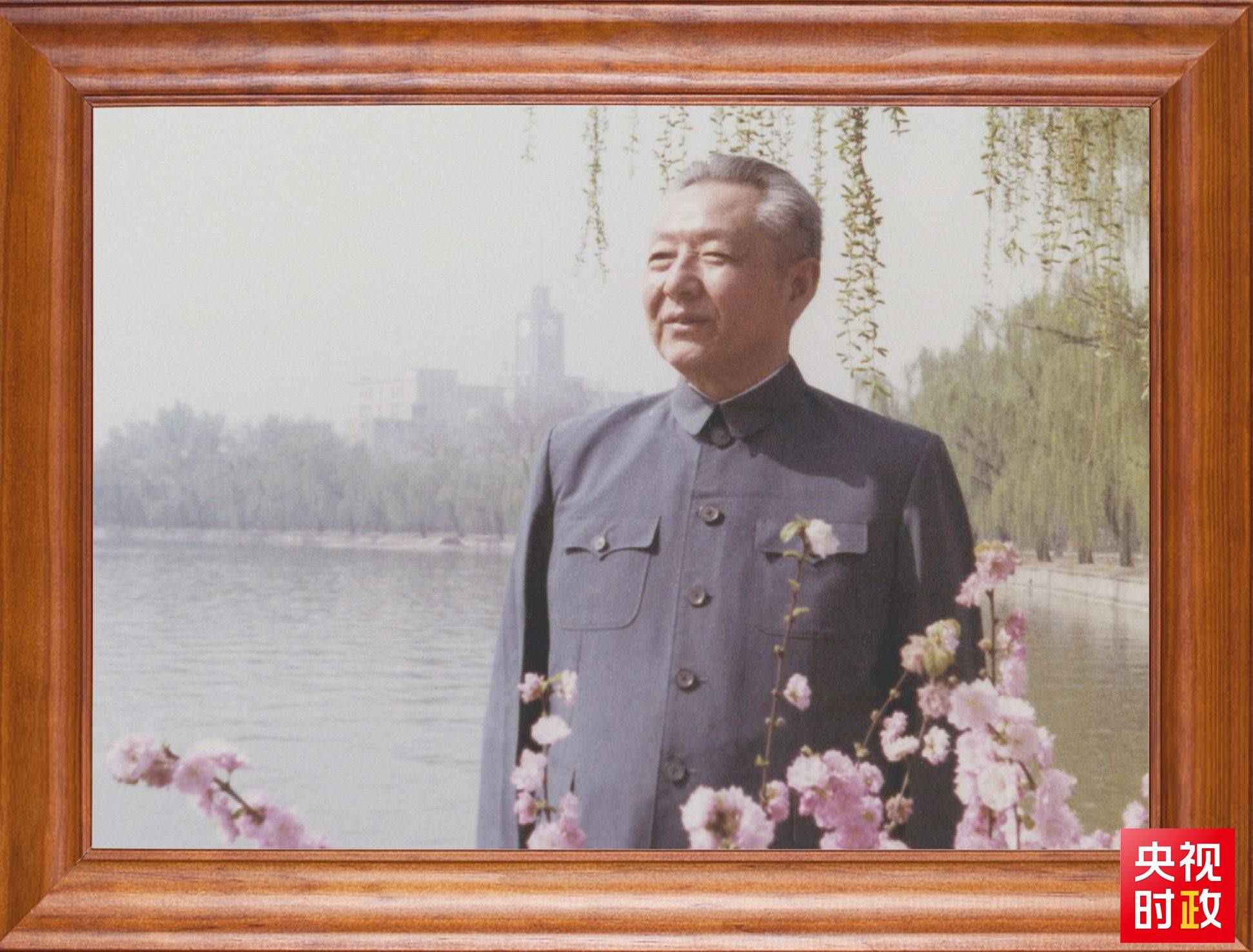 △這是習(xí)近平父親習(xí)仲勛同志的照片。2023年10月15日，是習(xí)仲勛同志誕辰110周年紀(jì)念日。這張照片第一次出現(xiàn)在他的書架上。