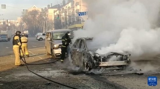 這張俄羅斯緊急情況部12月30日發(fā)布的視頻截圖顯示，在俄羅斯別爾哥羅德市，工作人員在現(xiàn)場(chǎng)救援。新華社發(fā)