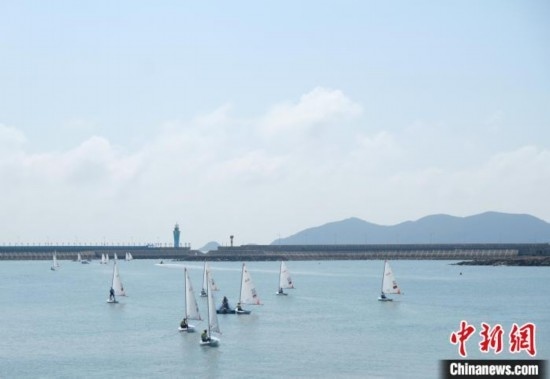 浙江象山，杭州亞運(yùn)會(huì)帆船項(xiàng)目運(yùn)動(dòng)員揚(yáng)帆起航。林波 攝