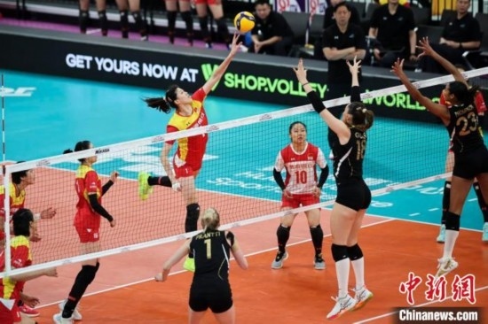 女排世俱杯賽場(chǎng)上，天津渤海銀行女排(紅)對(duì)陣巴西海灘女排(黑)。主辦方供圖