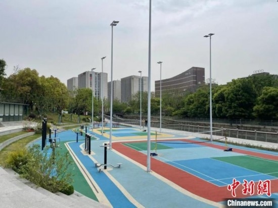 杭州余杭區(qū)一嵌入式體育場(chǎng)地。張煜歡 攝