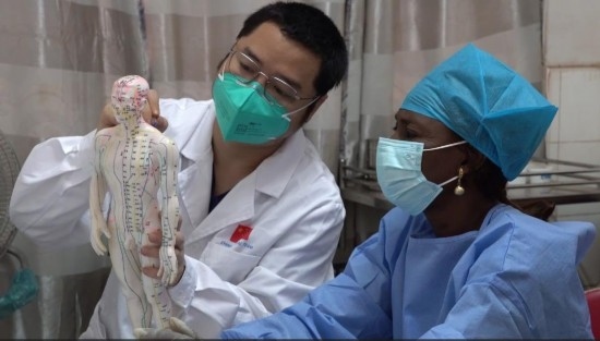 嘉興市中醫(yī)醫(yī)院郝亞波給當(dāng)?shù)刂种v解中醫(yī)經(jīng)絡(luò)。新華社發(fā)