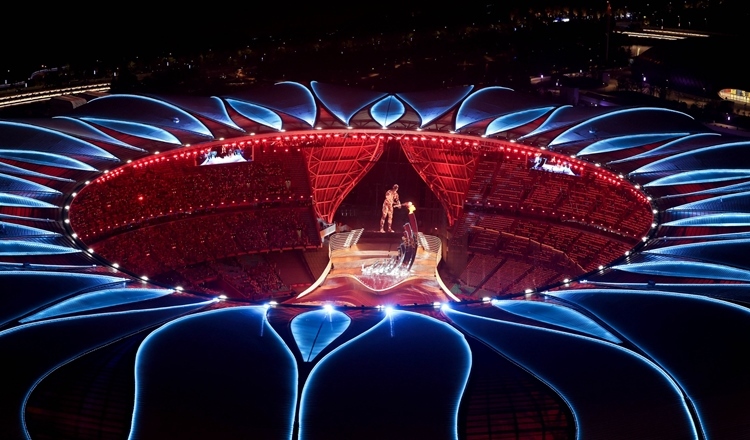 2023年9月23日，最后一棒火炬手汪順和數(shù)字火炬手在杭州亞運(yùn)會開幕式上點(diǎn)燃主火炬。新華社記者 程婷婷 攝