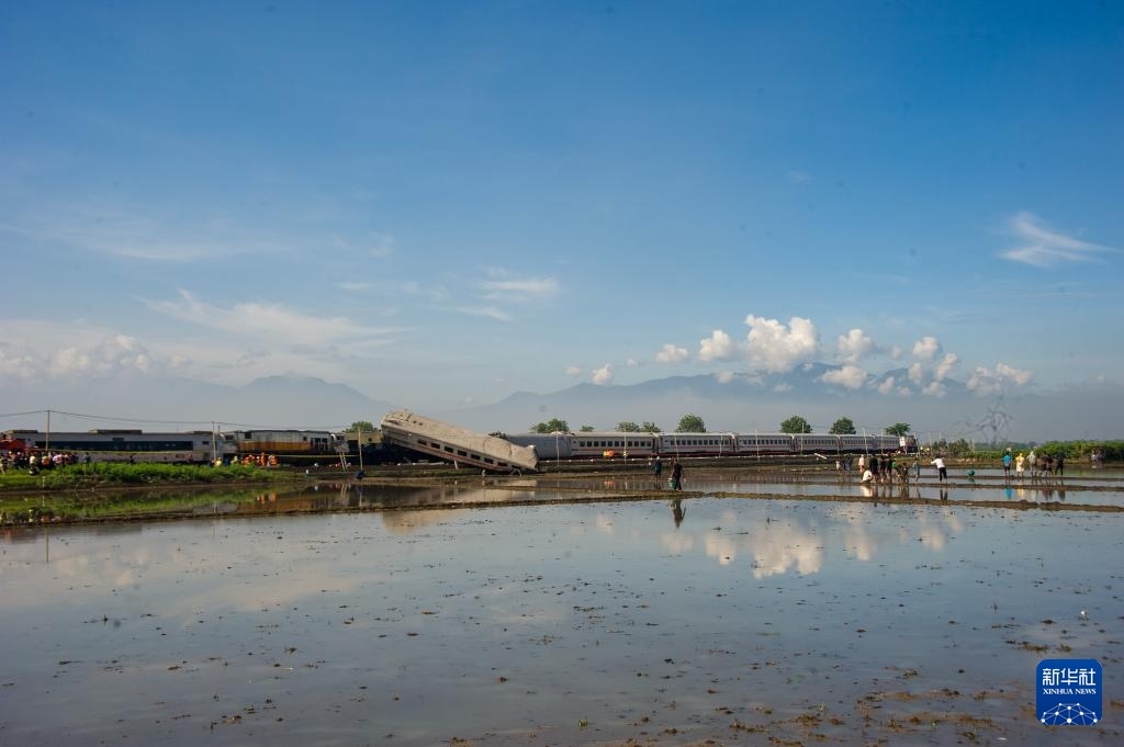 ?這是1月5日在印度尼西亞西爪哇省拍攝的列車相撞事故現(xiàn)場。新華社發(fā)（塞提安賈爾攝）