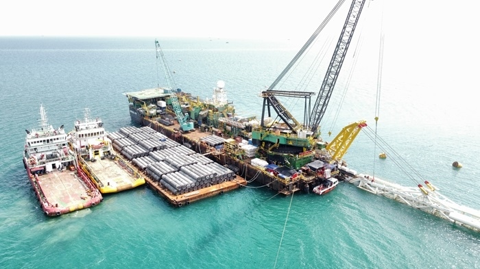 印尼拉維拉維項(xiàng)目52英寸海管拖拉頭準(zhǔn)確抵達(dá)登陸點(diǎn)。主辦方供圖