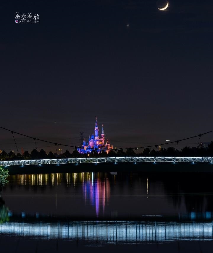 上海星空攝影愛(ài)好者陳悅?cè)A2023年5月23日在上海浦東拍攝的金星伴月。（本人供圖）