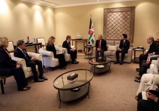 1月7日，約旦國王阿卜杜拉二世（中右）在安曼會見到訪的美國國務(wù)卿布林肯（中左）。新華社發(fā)（約旦王宮供圖）